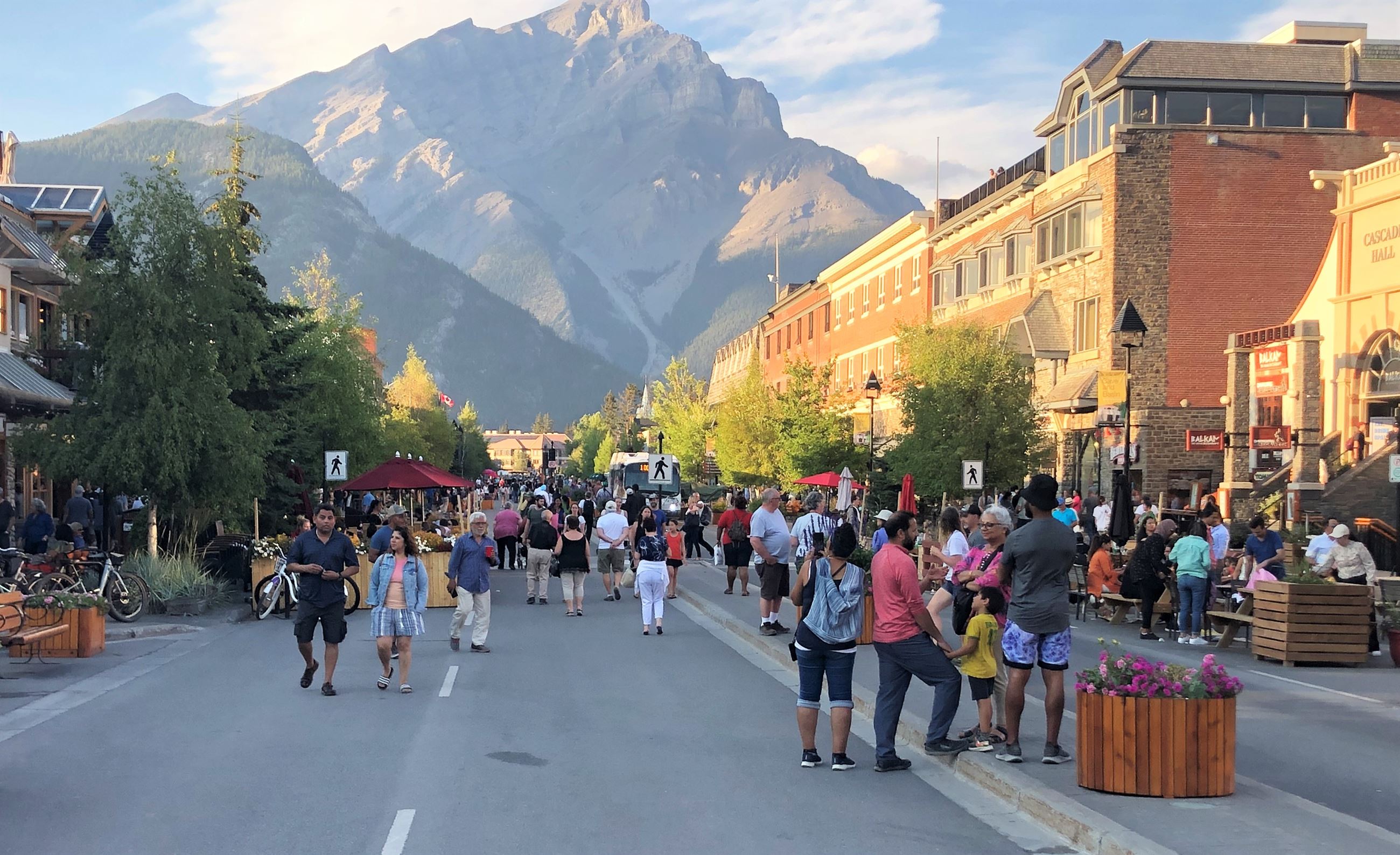 Banff vs. Jasper: Which Base Town Is Right for You?